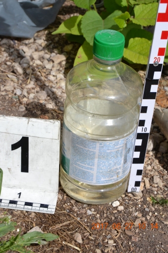 Hígítót locsolt a nő ruhájára