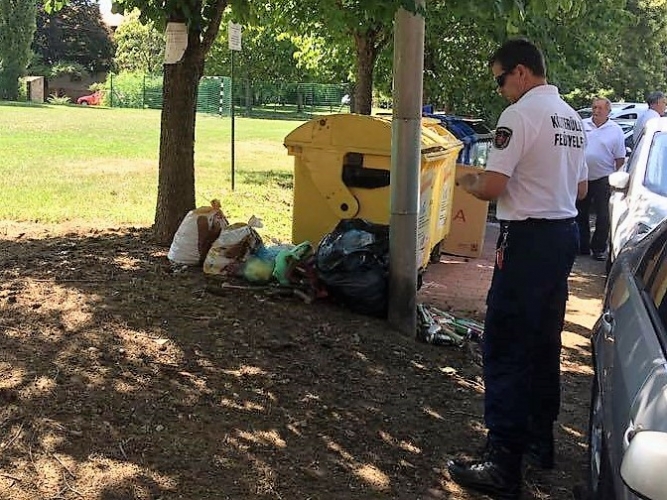 nem szúrja a szemét?