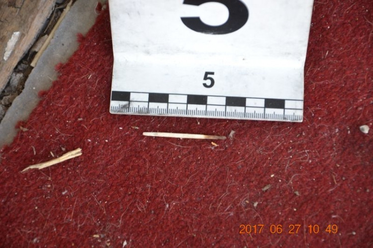 Hígítót locsolt a nő ruhájára