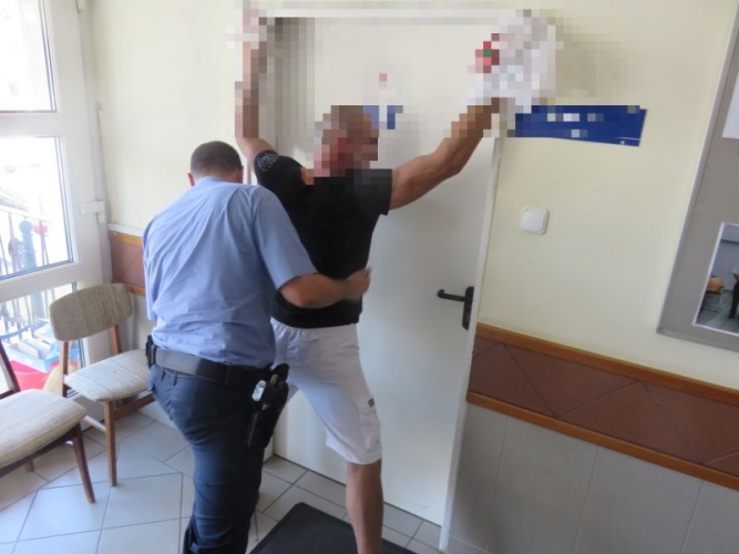 Hígítót locsolt a nő ruhájára