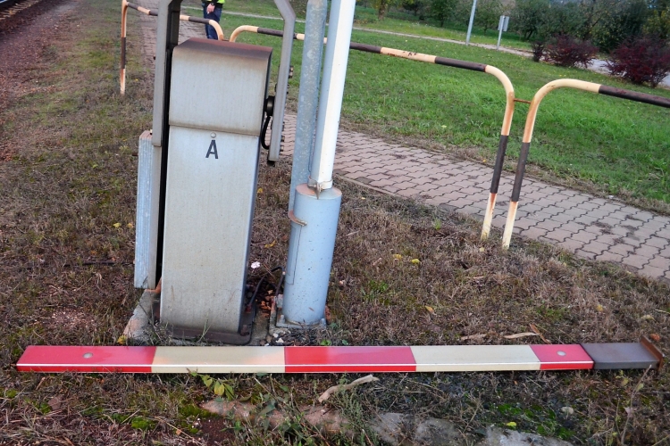 letörte a sorompót