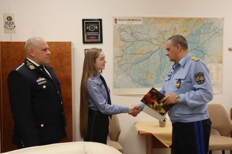 Elismerés átadása