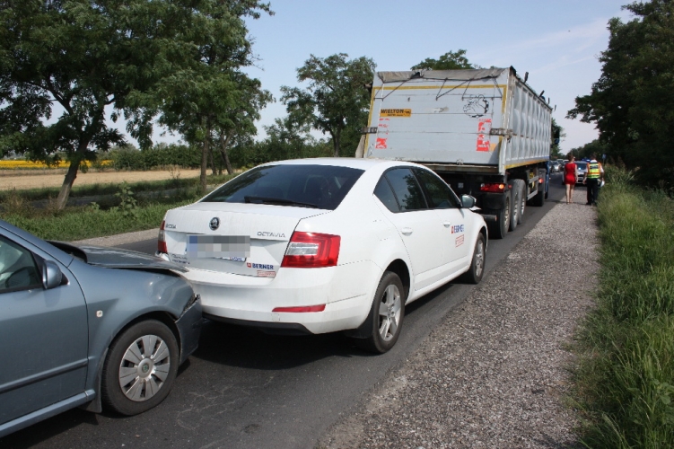 négy gépkocsi ütközött