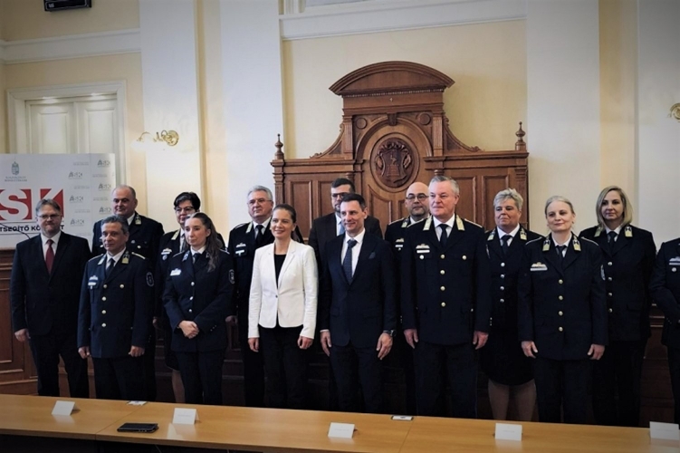 Alsó sor, balról a harmadik Kovácsné Keczeli Katalin r. ftőrm.