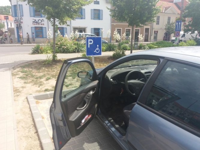 Jogtalanul vette igénybe a mozgássérültek részére fenntartott parkolóhelyet