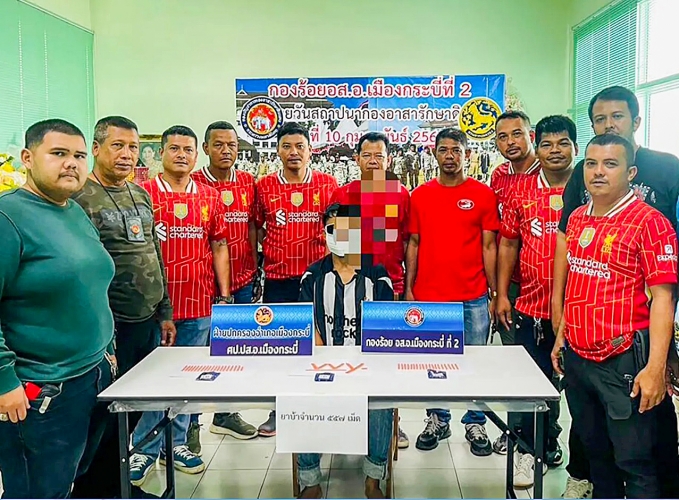 Thaiföldi nyomozók a Liverpool mezében